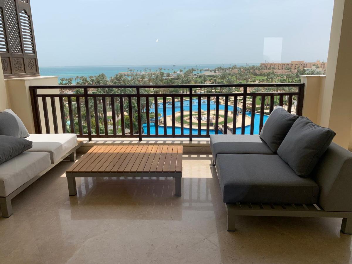 스테이겐버거 알다우 비치 호텔 후르가다 외부 사진 Balcony of a suite at the Hilton Sharm El Sheikh Resort