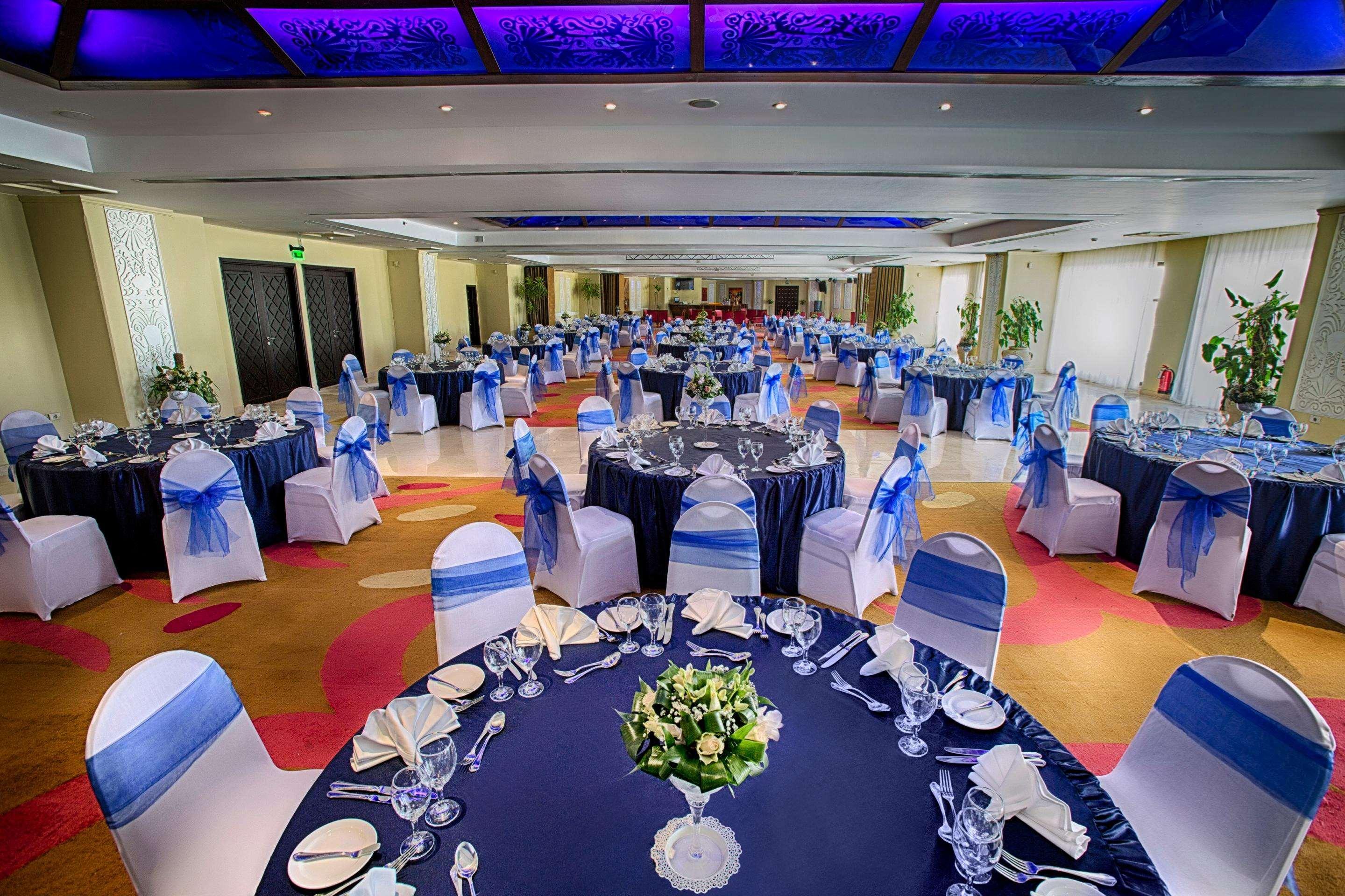 스테이겐버거 알다우 비치 호텔 후르가다 외부 사진 The ballroom at the Crowne Plaza Hotel, Reading
