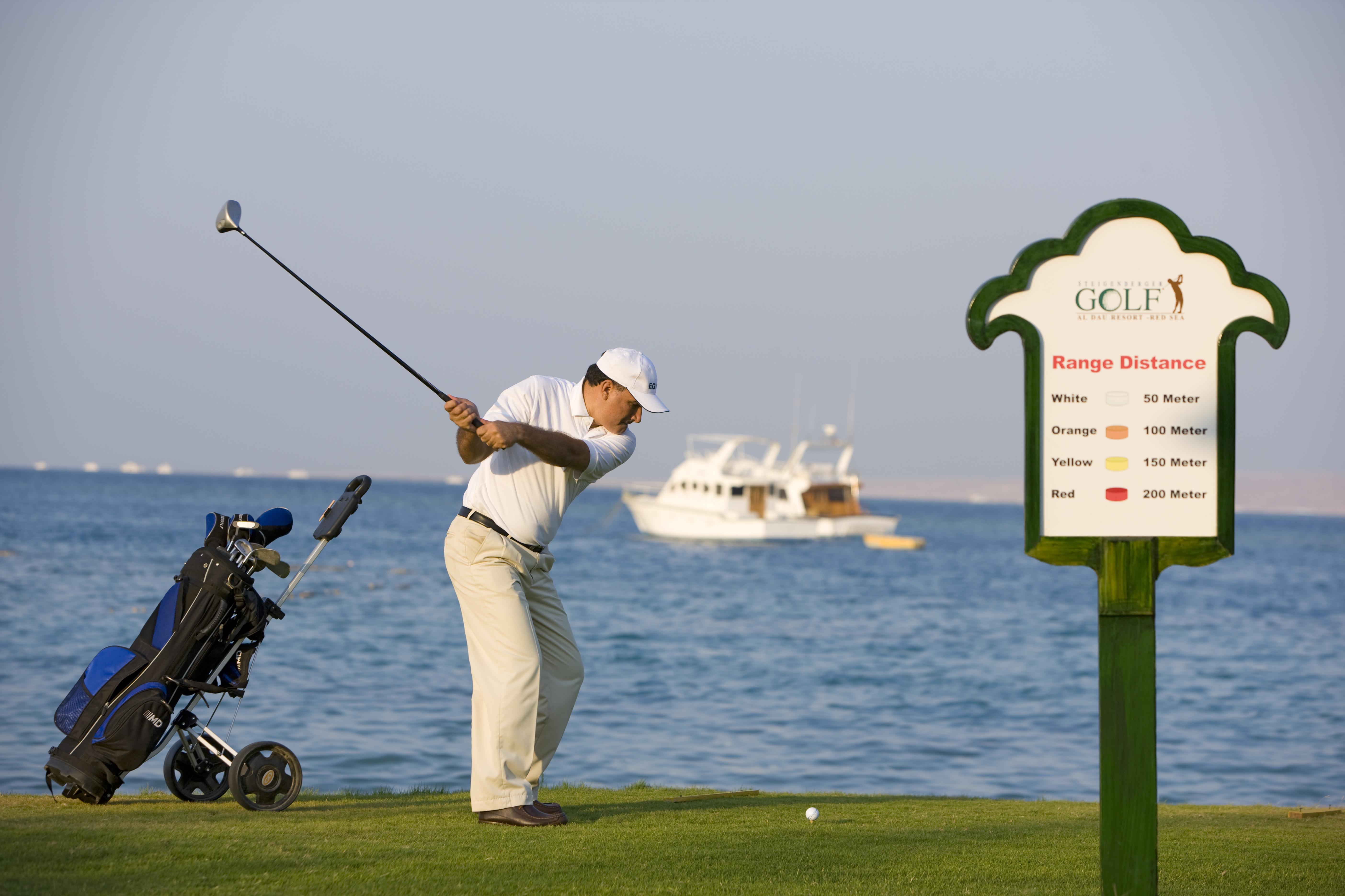 스테이겐버거 알다우 비치 호텔 후르가다 외부 사진 Golfing at the Royal Golf Club, Riffa
