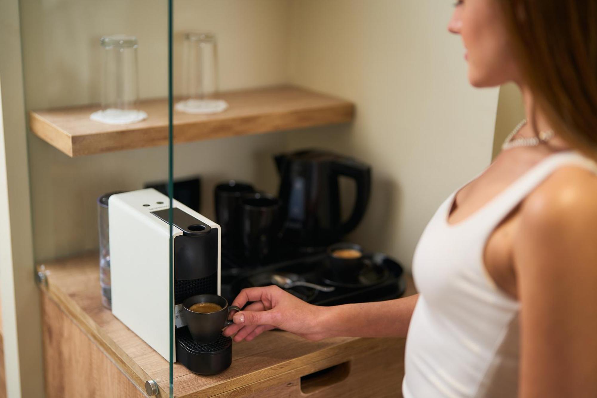 스테이겐버거 알다우 비치 호텔 후르가다 외부 사진 A capsule coffee machine