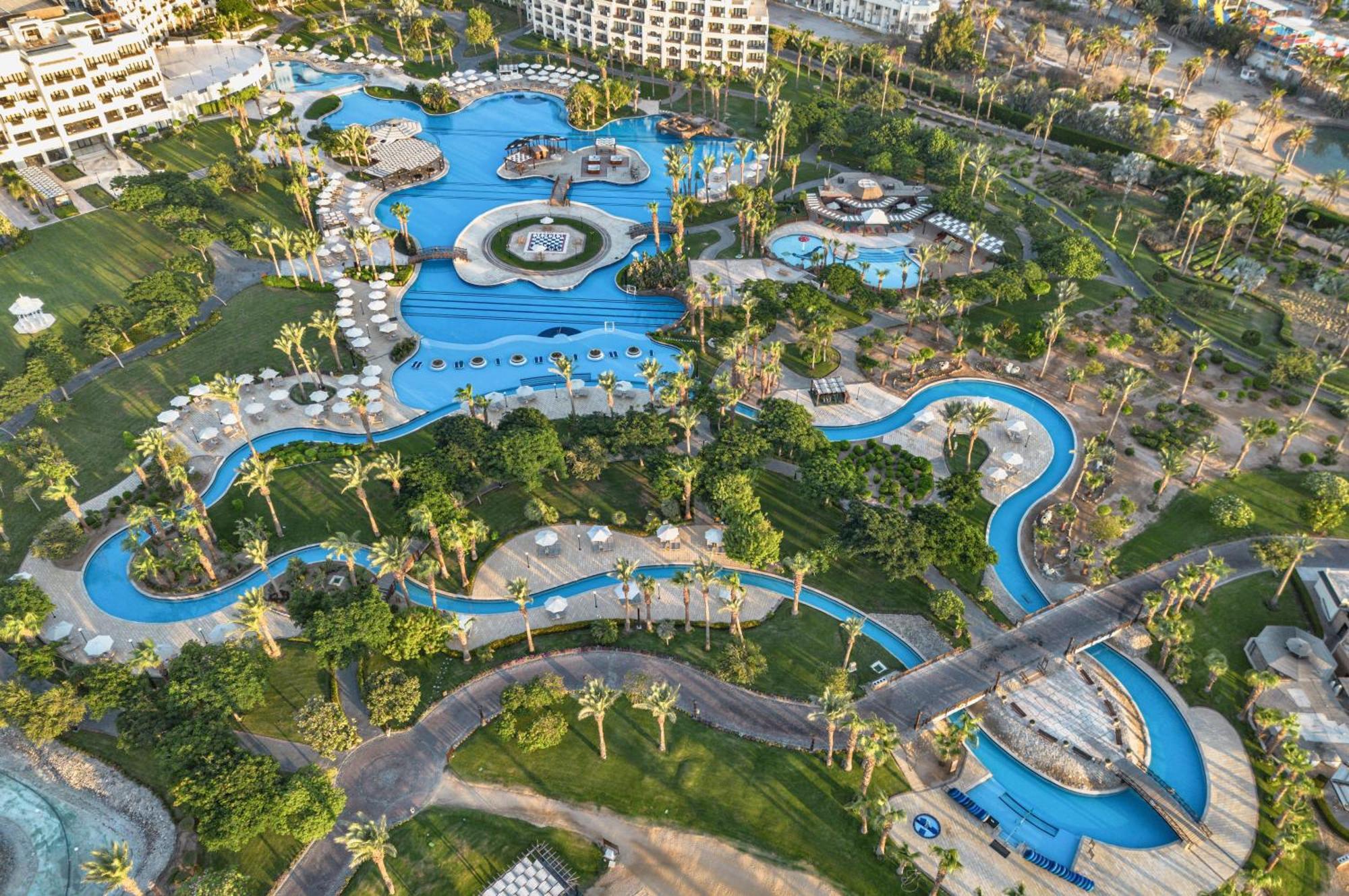 스테이겐버거 알다우 비치 호텔 후르가다 외부 사진 Aerial view of the pool complex