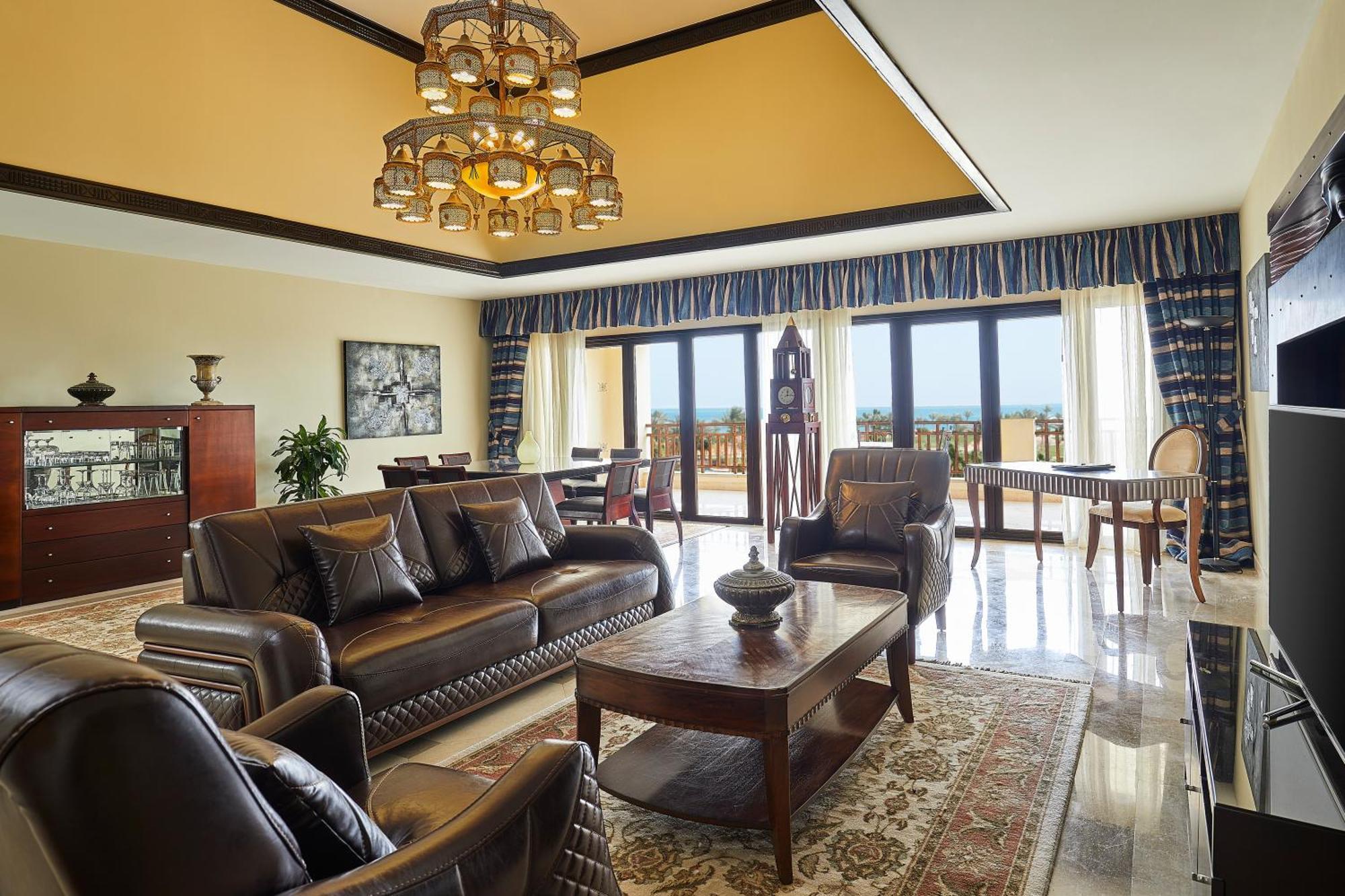 스테이겐버거 알다우 비치 호텔 후르가다 외부 사진 A suite at the Ritz-Carlton, Dubai